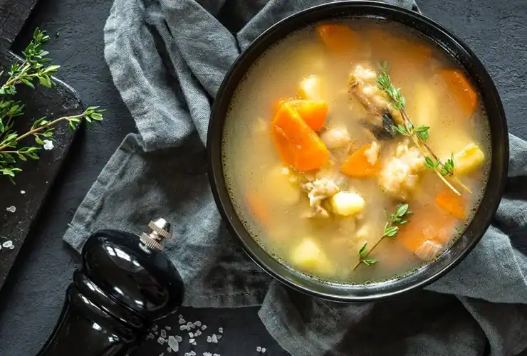 Bouillon de poulet à la carcasse