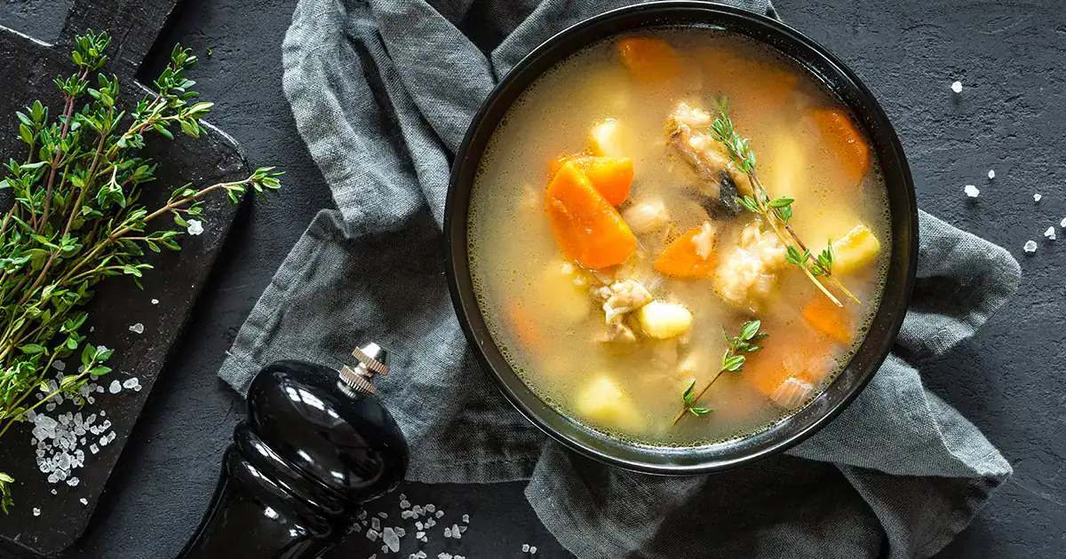 Bouillon de poulet à la carcasse