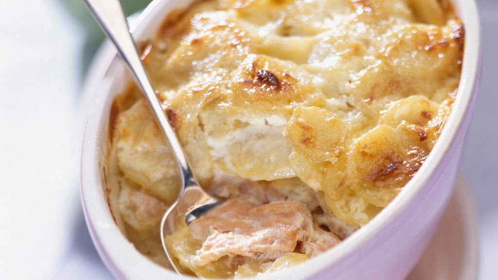Gratin de saumon, poireaux et pommes de terre : la recette complète et ses secrets de cuisson 3 Gratin de saumon, poireaux et pommes de terre recette