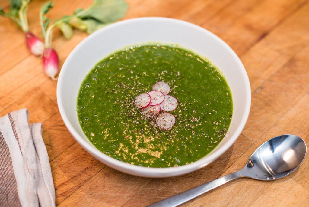 Potage de fanes de radis : la recette zéro déchet qui mérite vraiment sa place dans vos soupes 2 Potage de fanes de radis 1