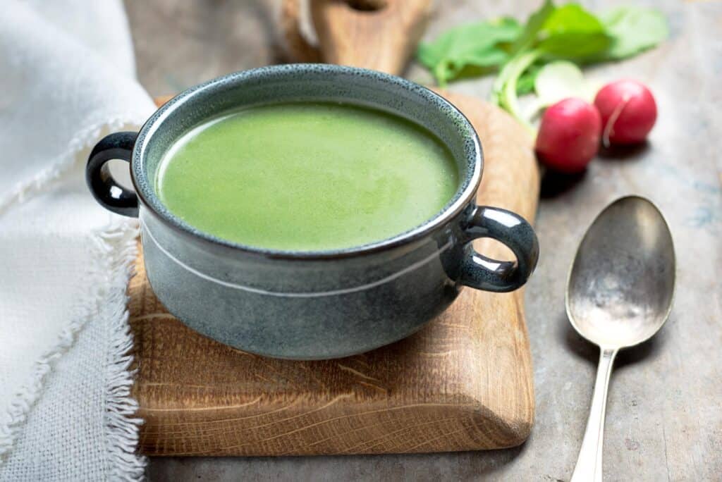 Potage de fanes de radis : la recette zéro déchet qui mérite vraiment sa place dans vos soupes 5 Potage de fanes de radis maison Potage de fanes de radis : la recette zéro déchet qui mérite vraiment sa place dans vos soupes