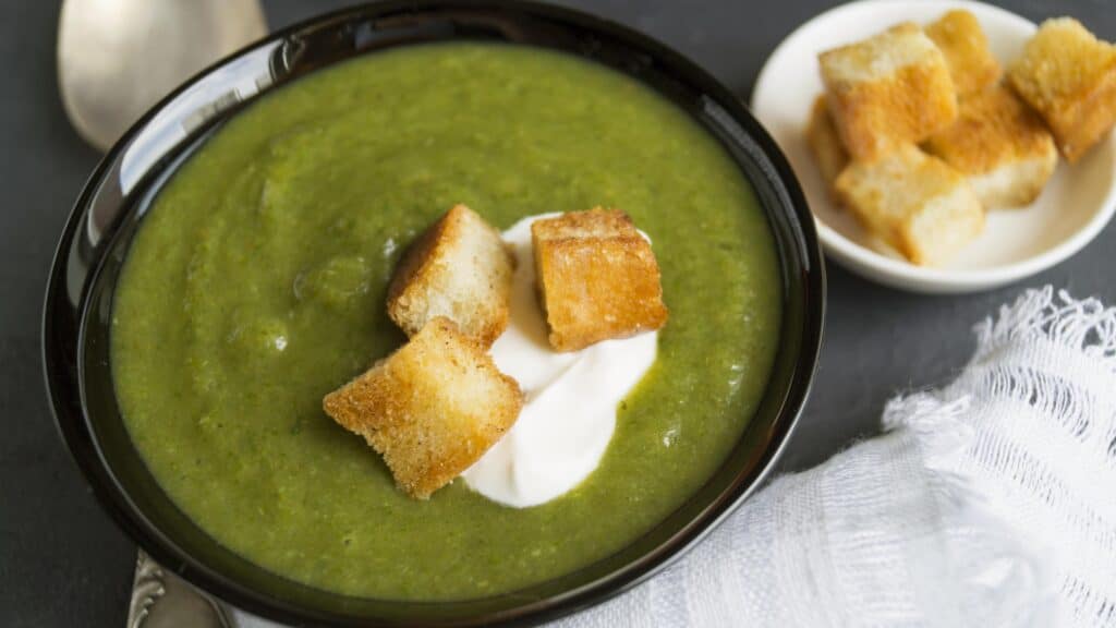 Potage de fanes de radis : la recette zéro déchet qui mérite vraiment sa place dans vos soupes 3 Potage de fanes de radis recette