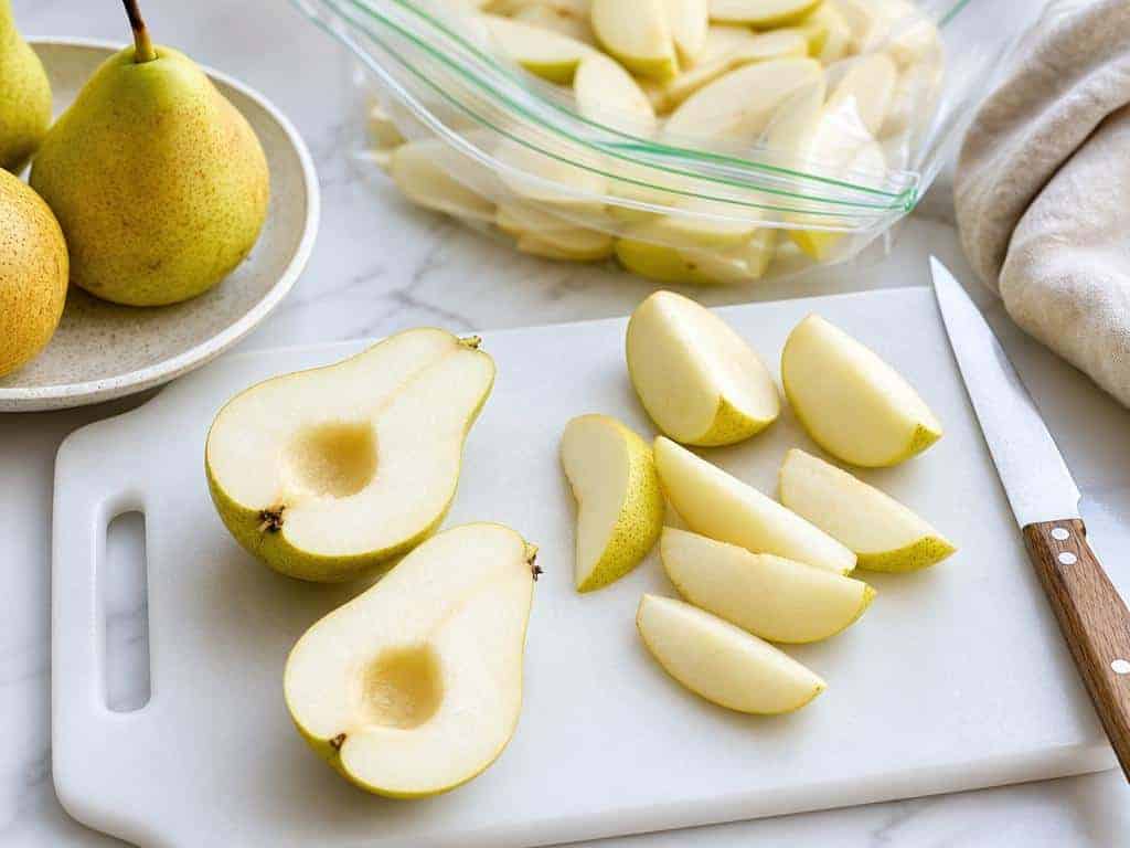 Congeler des poires : la méthode complète pour préserver saveur et texture 4 Congeler des poires cuites ou crues