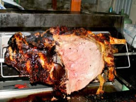 Cuissot de sanglier à la broche au feu de bois