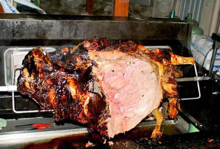 Cuissot de sanglier à la broche au feu de bois