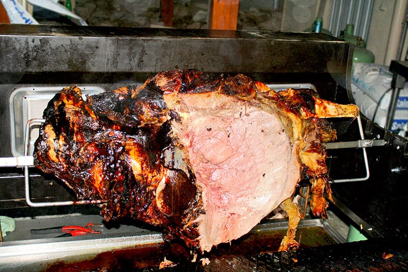 Cuissot de sanglier à la broche au feu de bois