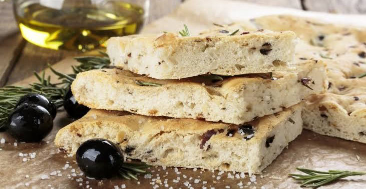 Recette de fougasse aux olives maison : moelleuse et dorée comme en Provence 3 Recette de fougasse aux olives maison au four