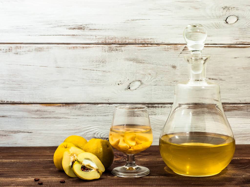 Recette de vin de coing en apéritif : la méthode maison étape par étape 2 Recette de vin de coing apéritif