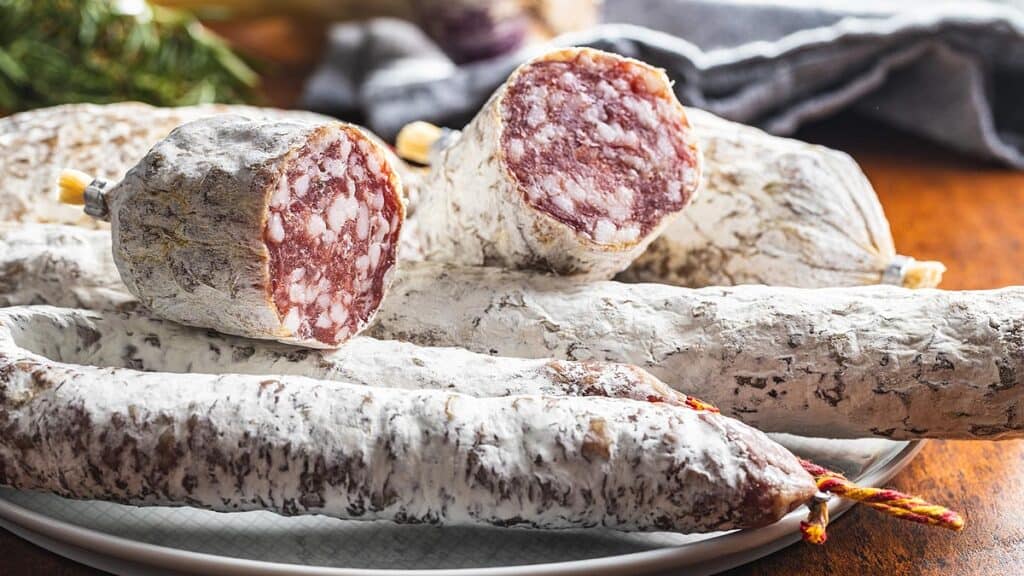 Saucisson périmé : peut-on encore le manger sans risque? 2 Saucisson périmé