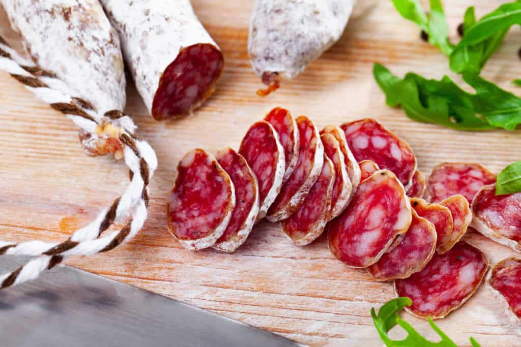 Saucisson périmé : peut-on encore le manger sans risque? 4 Saucisson périmé risques