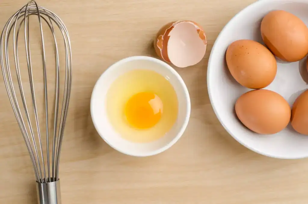 Poids d'un blanc d'œuf : les chiffres exacts selon le calibre 4 Poids d'un blanc d'œuf recette