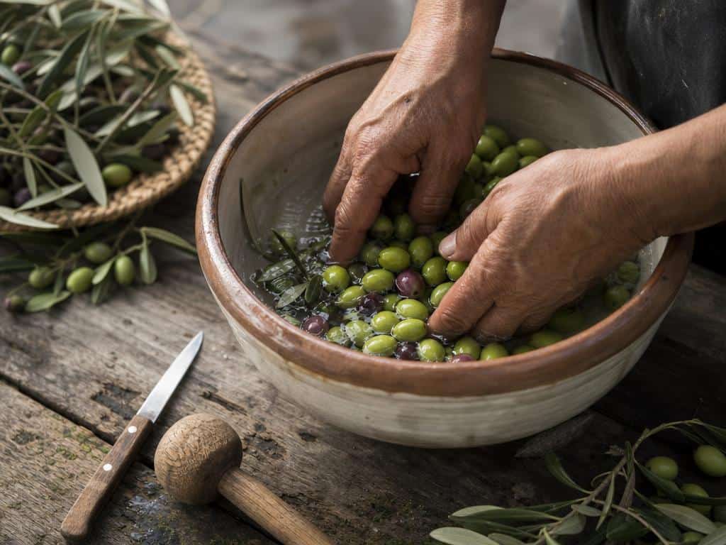 Préparer des olives vertes au bicarbonate de soude : méthode, saumure et conservation 2 comment enlever l'amertume des olives avec du bicarbonate de soude ?