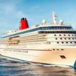 Navire Hurtigruten naviguant le long des côtes et fjords de Norvège