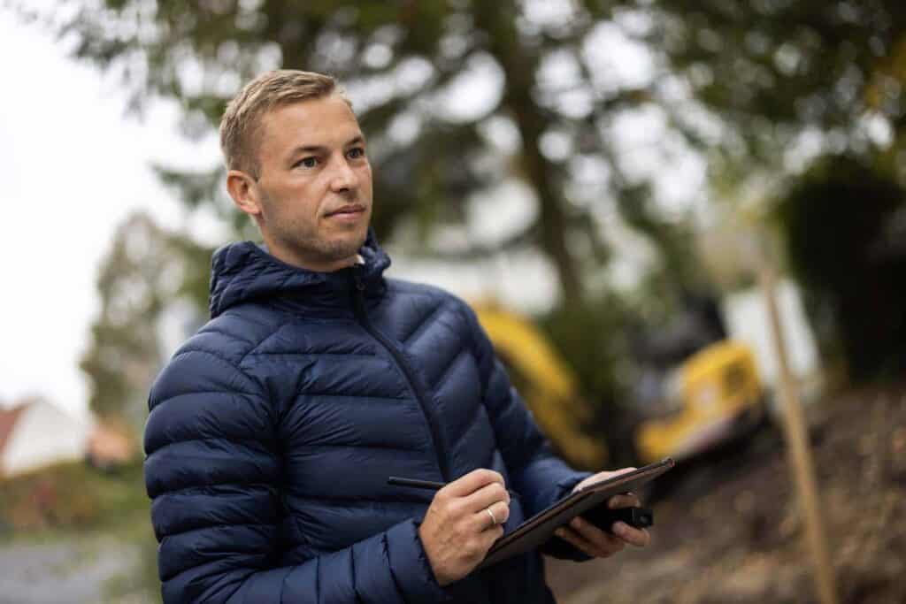 Byggerådgiver vurderer tilstanden under et byggeri