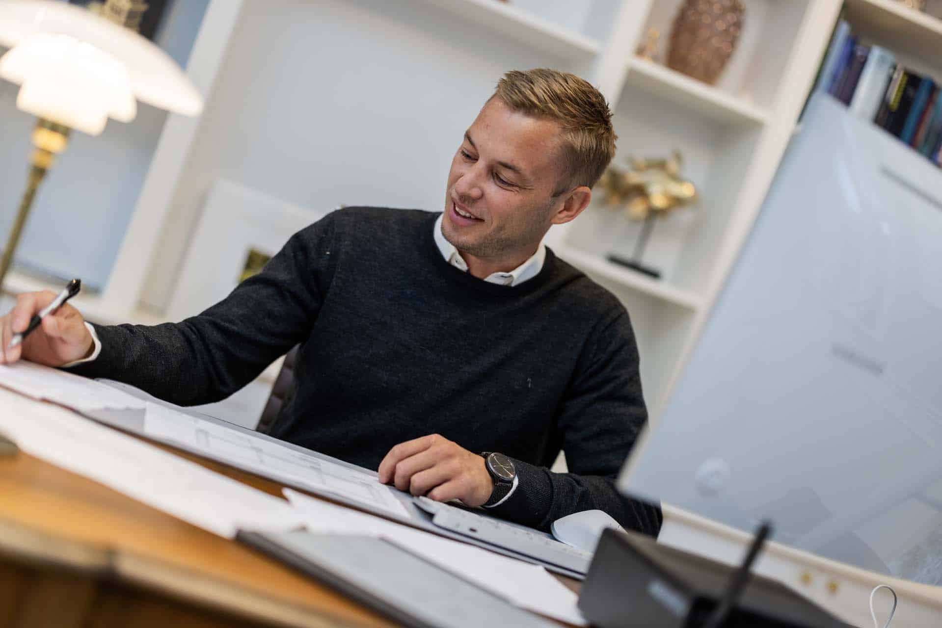 byggerådgiver noterer på et stykke papir