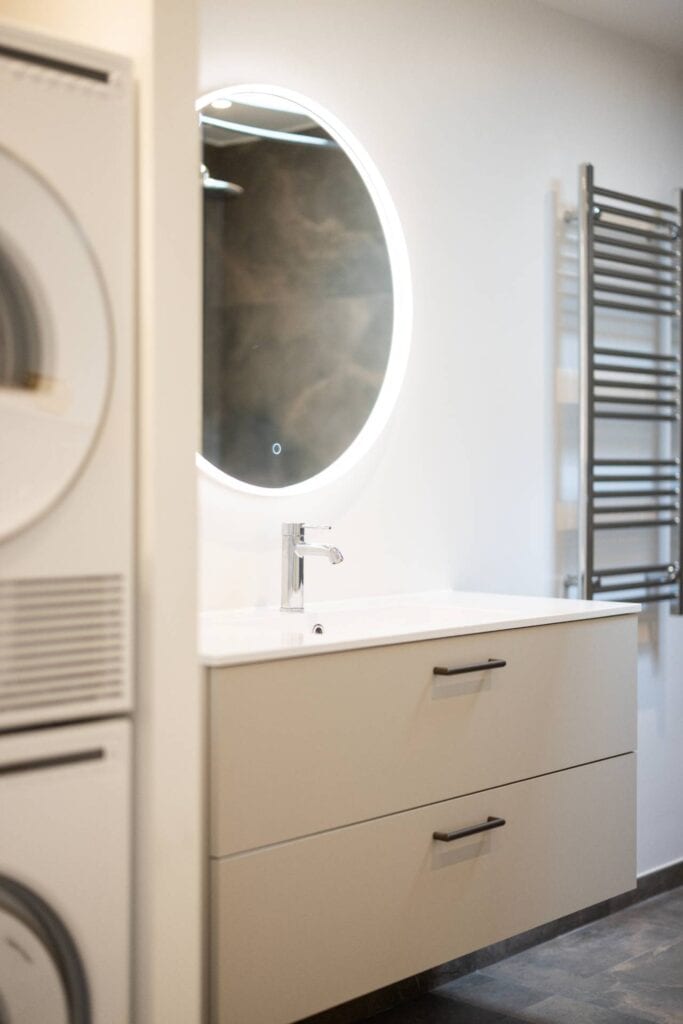 Detalje af moderne badeværelsesmøbel med integreret greb fra en totalrenovering af badeværelse
