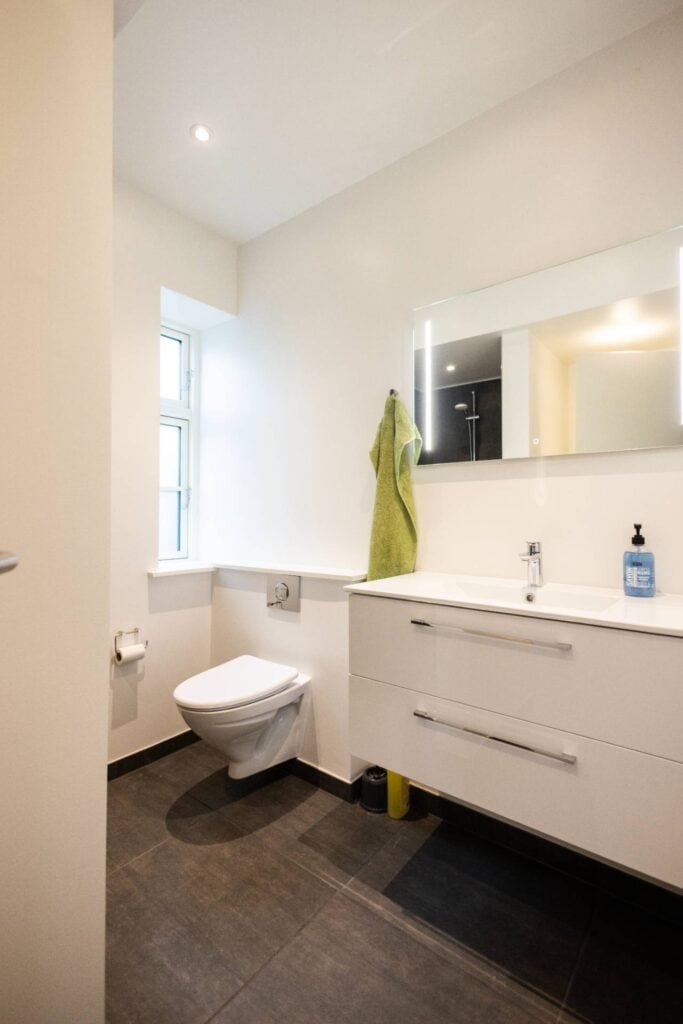 Lyst, nyt badeværelse i København med hvidt inventar og væghængt toilet udført af SUN Service