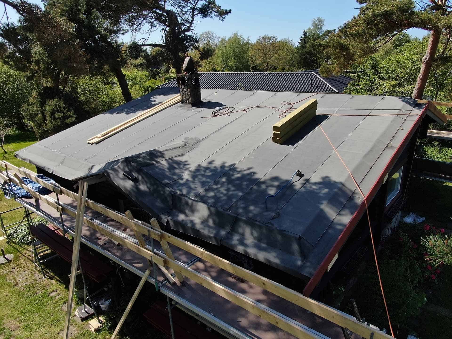Montering af tagpap på sommerhus i Gilleleje