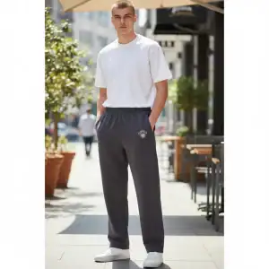 Comfortable heavyweight joggers for men with small monkey logo.