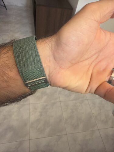 שעון חכם עם רצועת בד ירוקה על פרק היד, מתאים לשימוש יומיומי ומציע תכונות מתקדמות לניהול זמן ובריאות.
