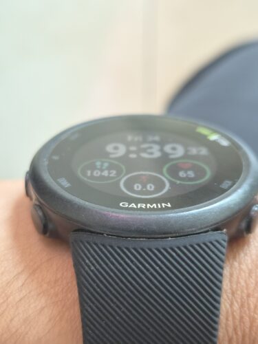 רצועת סיליקון שחורה לשעון Garmin Forerunner 45/45S Swim 2 עם אבזם שחור, מתאימה לשעונים חכמים.