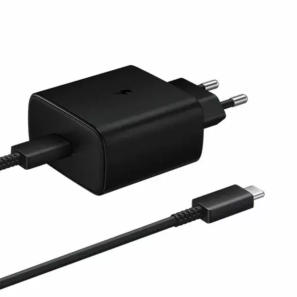 מטען USB-C מהיר עם חיבור תואם לסמארטפונים ולמכשירים ניידים.