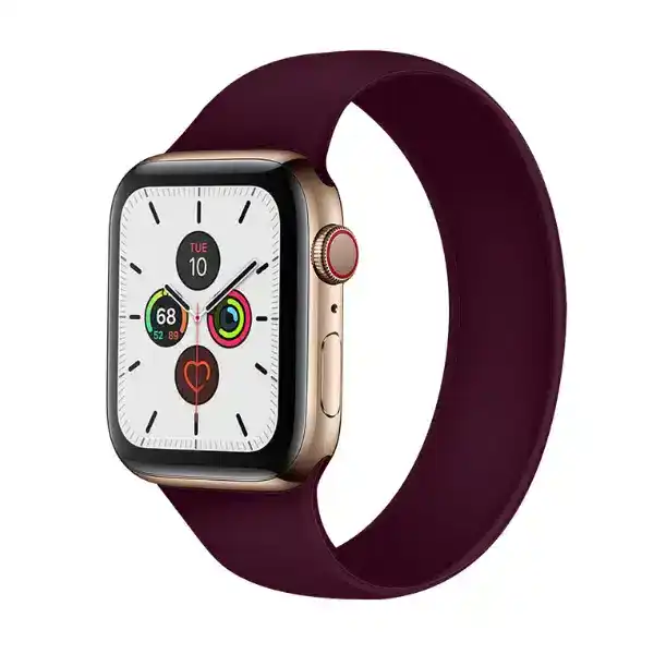 שעון חכם Apple Watch Series 8 עם רצועת סיליקון סגולה, תצוגה דיגיטלית עם תכונות בריאות וכושר.