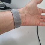 רצועה ממתכת כסופה לסמסונג גלקסי ווטש 8/9, עיצוב מישנה ומגנטי, מתאימה לנשים ולגברים.