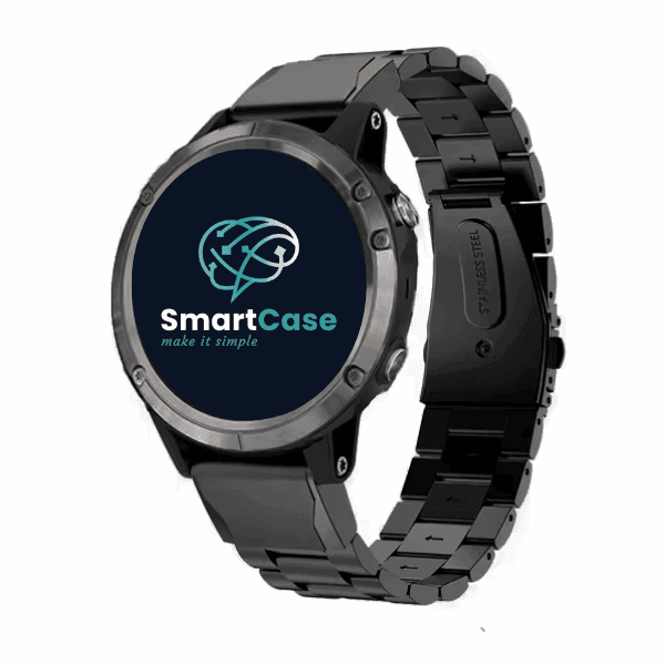 שעון חכם עם לוגו SmartCase על המסך, חוגה שחורה ושרשרת מתכת שחורה, מוצר טכנולוגי מתקדם.