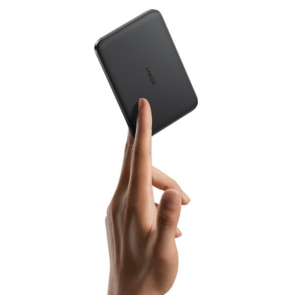 סוללת גיבוי אלחוטית Anker Nano Slim 5000mAh עם טעינה מהירה Qi2 שחורה, ניידת וקלה לשימוש יומיומי.