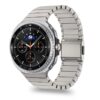 שעון חכם סמסונג Galaxy Watch 4 עם מסך מגע ופרטים טכנולוגיים מתקדמים, כולל תצוגת לוח שנה ומדדים בריאותיים, בעיצוב אלגנטי ומתוחכם.
