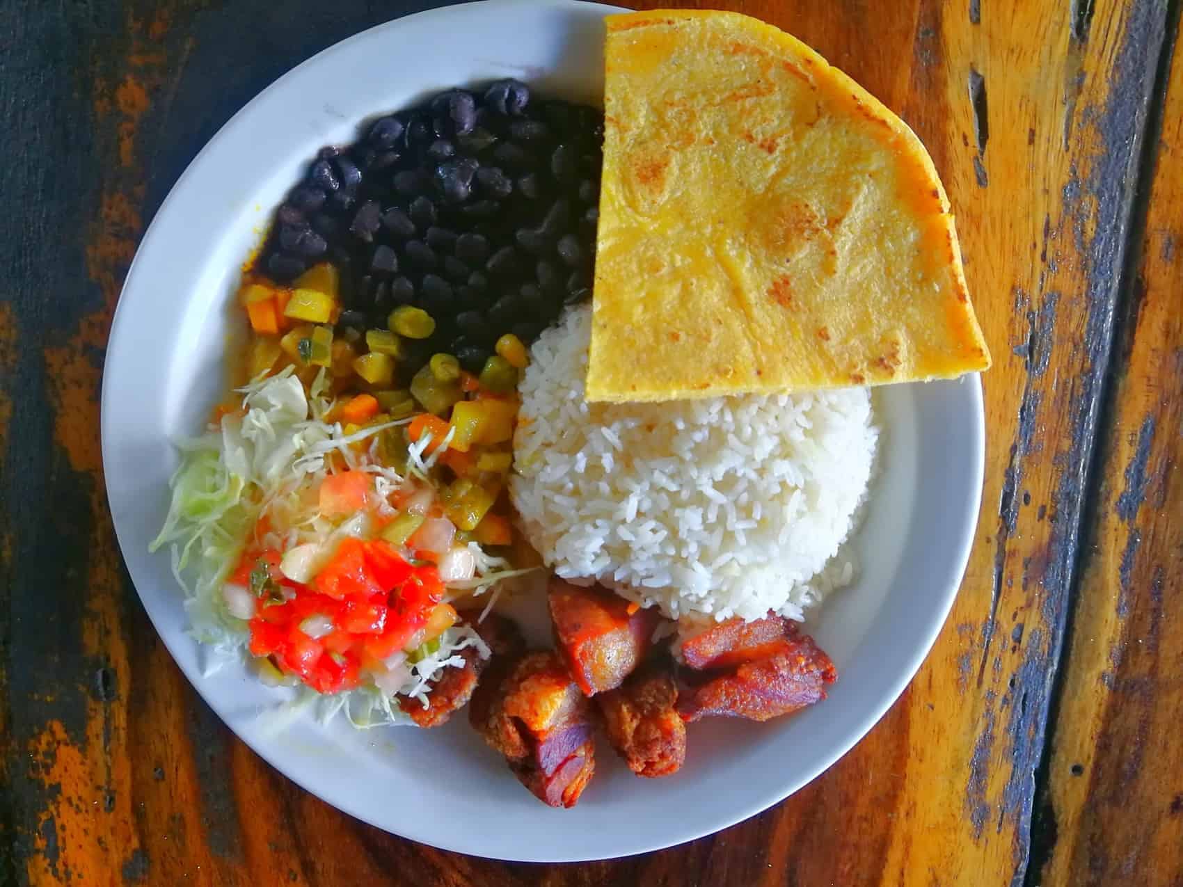 Casado — Costa Rica mad som nationalret: Casodo er Ris, bønner, salat, tortillas, svine og oksekød, kylling eller fisk