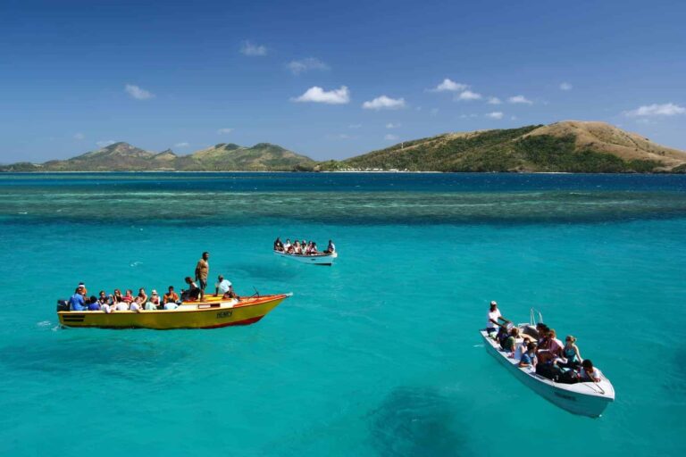 Fiji boat hover on turquiose water