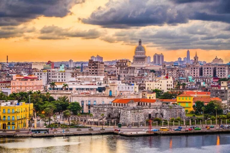 Rejser til Cuba.Havana, Cuba downtown skyline.