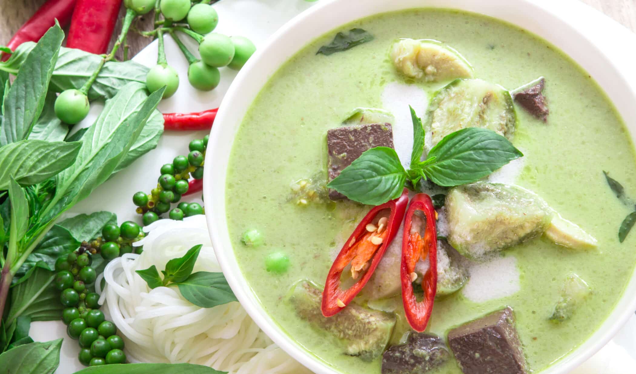 Thailandsk mad og 40 lækre thai retter 17 Gaeng keow wan gai. Green curry creamy coconut milk with chicken, Thai mad