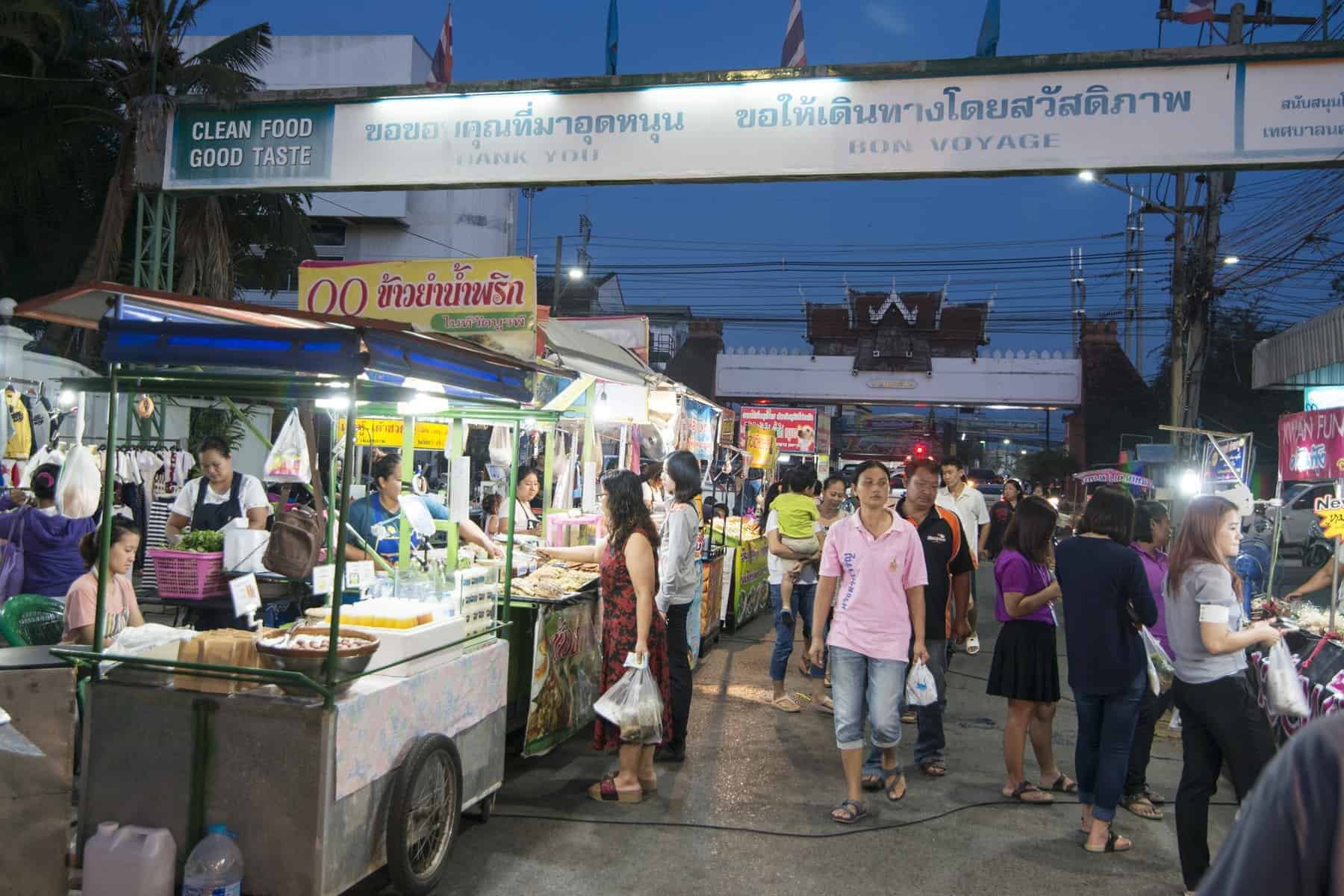 Thailandsk mad og 40 lækre thai retter 8 Street food midt om natten i Khorat i det nordlige Thailand