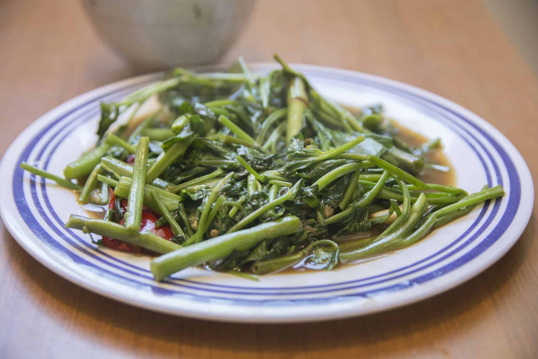 Thailandsk mad og 40 lækre thai retter 18 Pad Pak Boong, a traditional Thai dish, stir fried