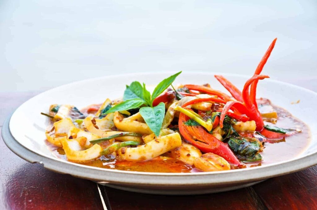 Thailandsk mad og 40 lækre thai retter 27 Thai food, blæksprutter med karry sauce