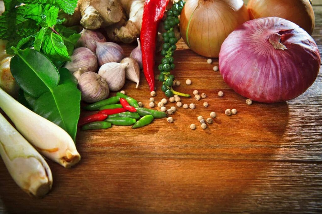 Thailandsk mad og 40 lækre thai retter 29 Thai mad har friske ingredienser som friske urter og grøntsager, citrongræs, rødløg og chili. Ikke mærkeligt det giver god energi