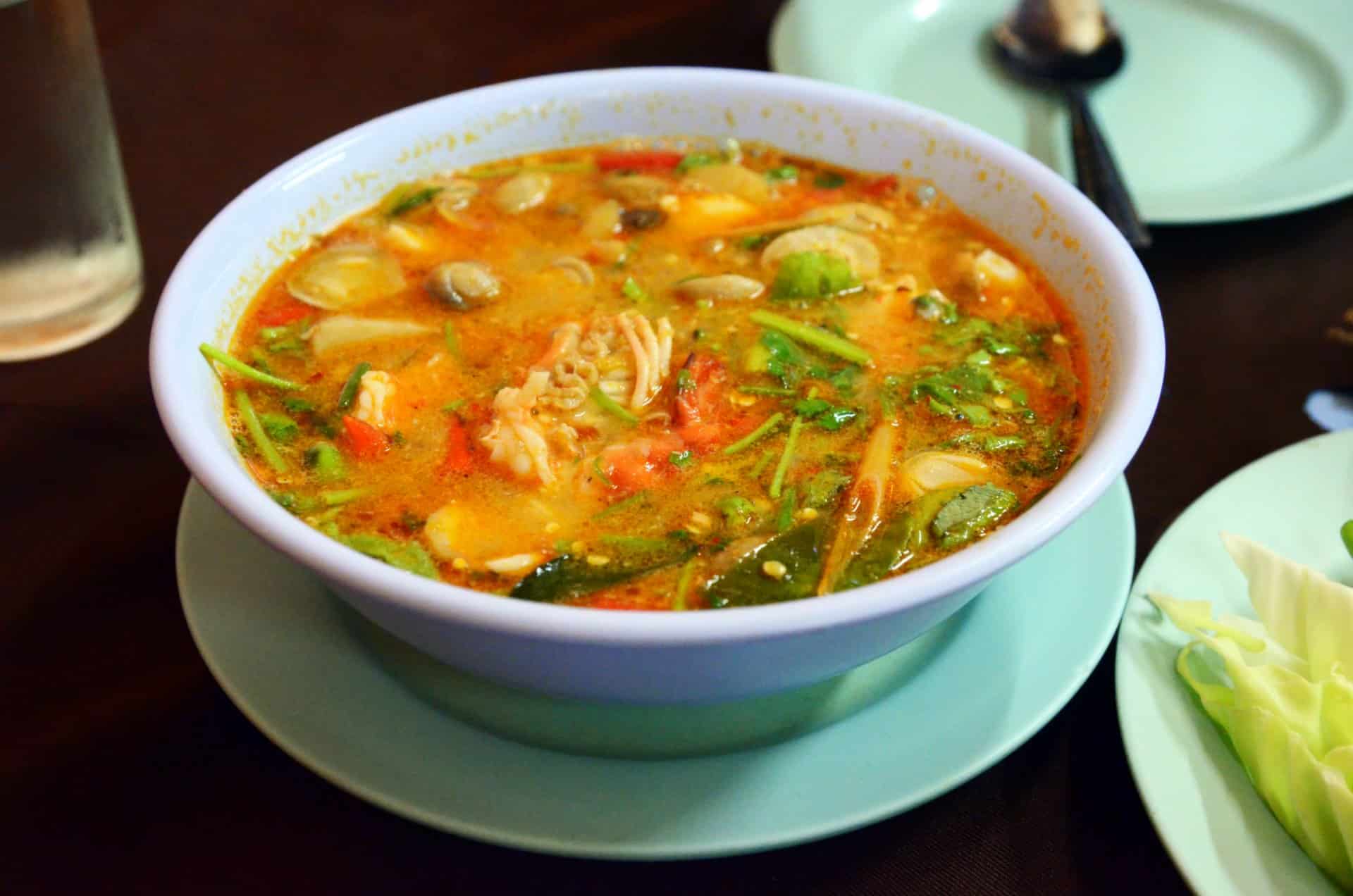 Thailandsk mad og 40 lækre thai retter 14 Spicy Thai suppe Tom Yum med kokos mælk, Chili pepper og lækre kæmperejer