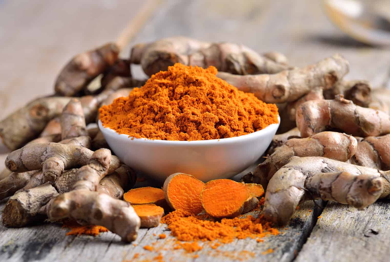 Thailandsk mad og 40 lækre thai retter 20 turmeric powder in white dish on wooden background