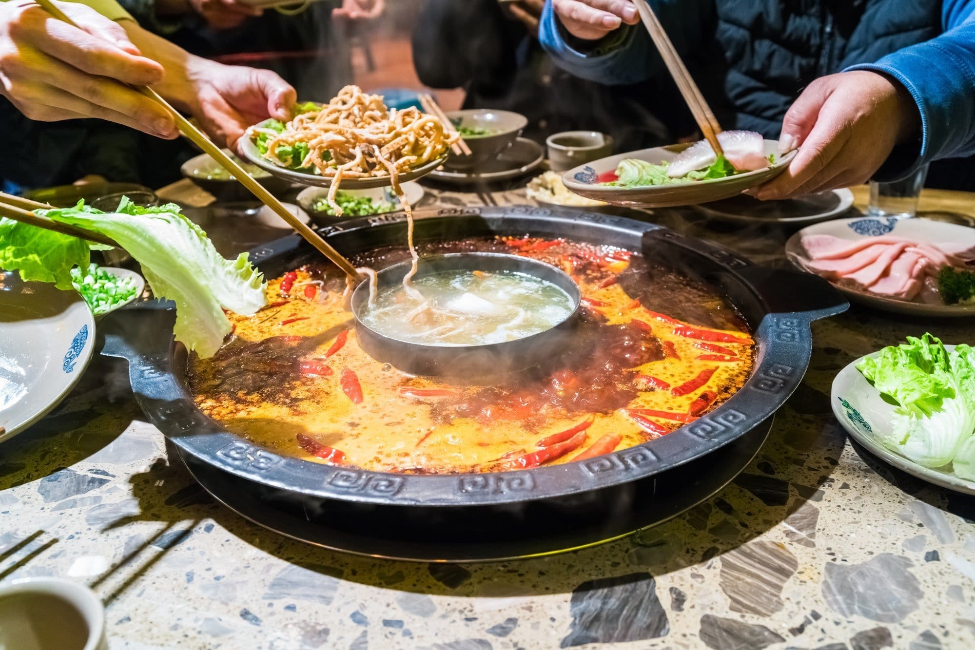 Kinesisk mad fra Beijing til Shanghai 4 Chengdu hot pot oprindeligt fra Sechuan, og nu spredt til hele Kina, Kinesisk køkken