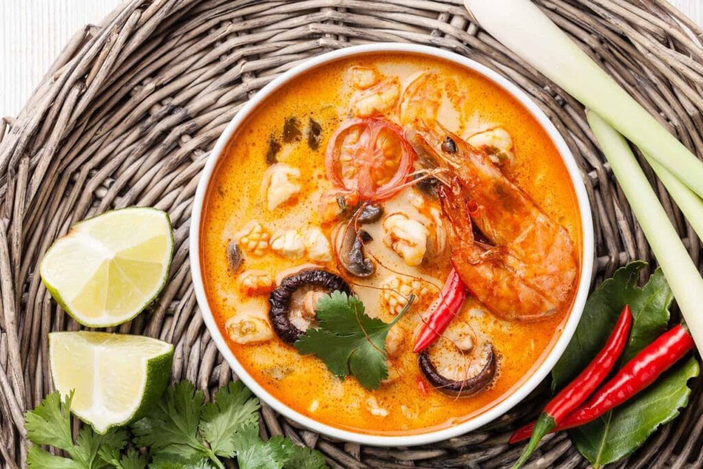 Thailandsk mad og 40 lækre thai retter 15 Thai mad. Spicy Thai soup Tom Yam med kokosmælk, Chili peber og kæmpe rejer