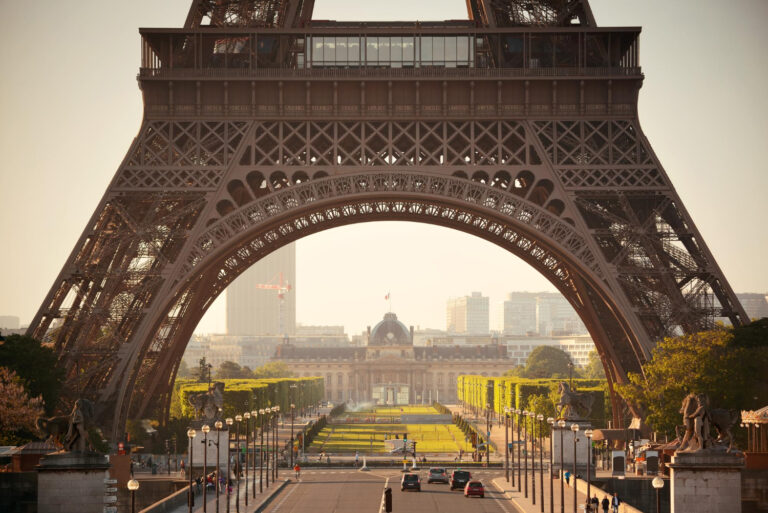 Eiffeltårnet er uden tvivl det mest ikoniske symbol på Paris. Top 10 seværdigheder i Paris