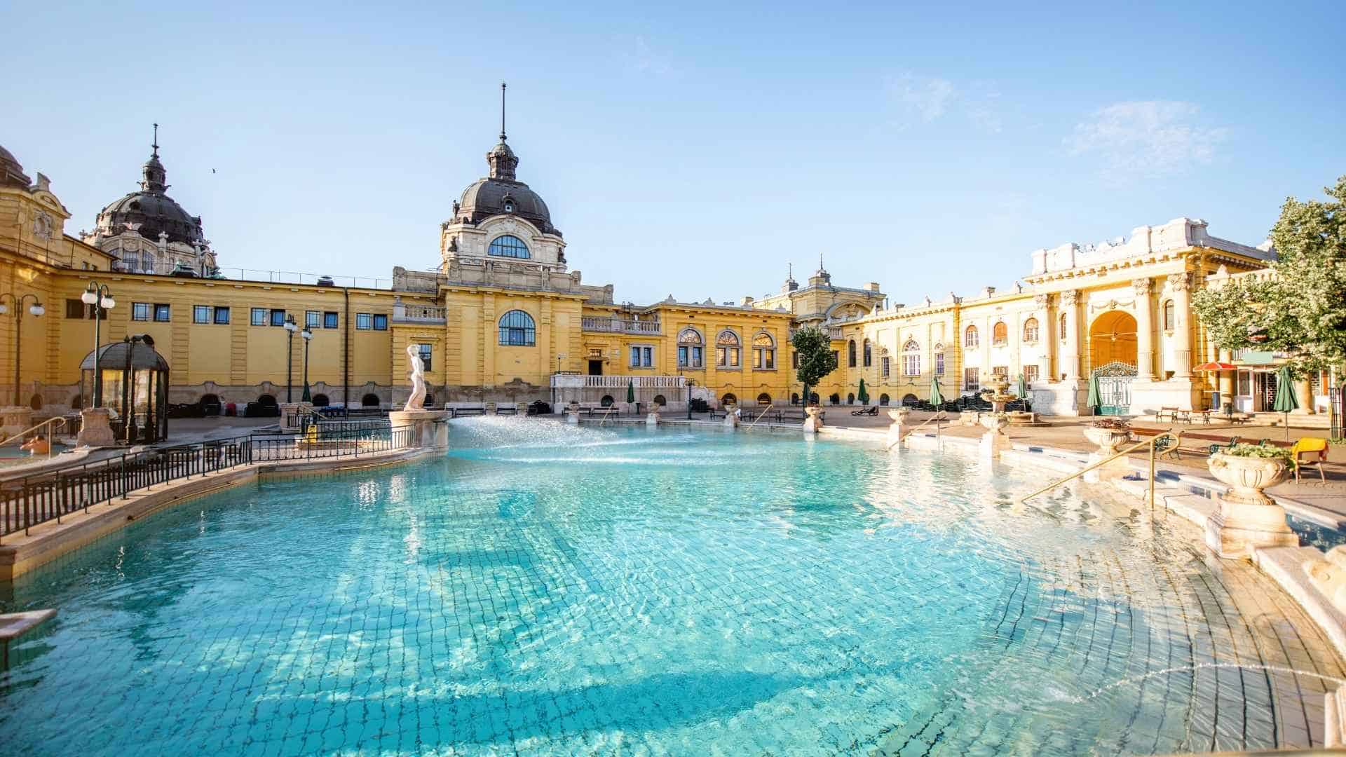 Termiske bade i Budapest med historisk arkitektur