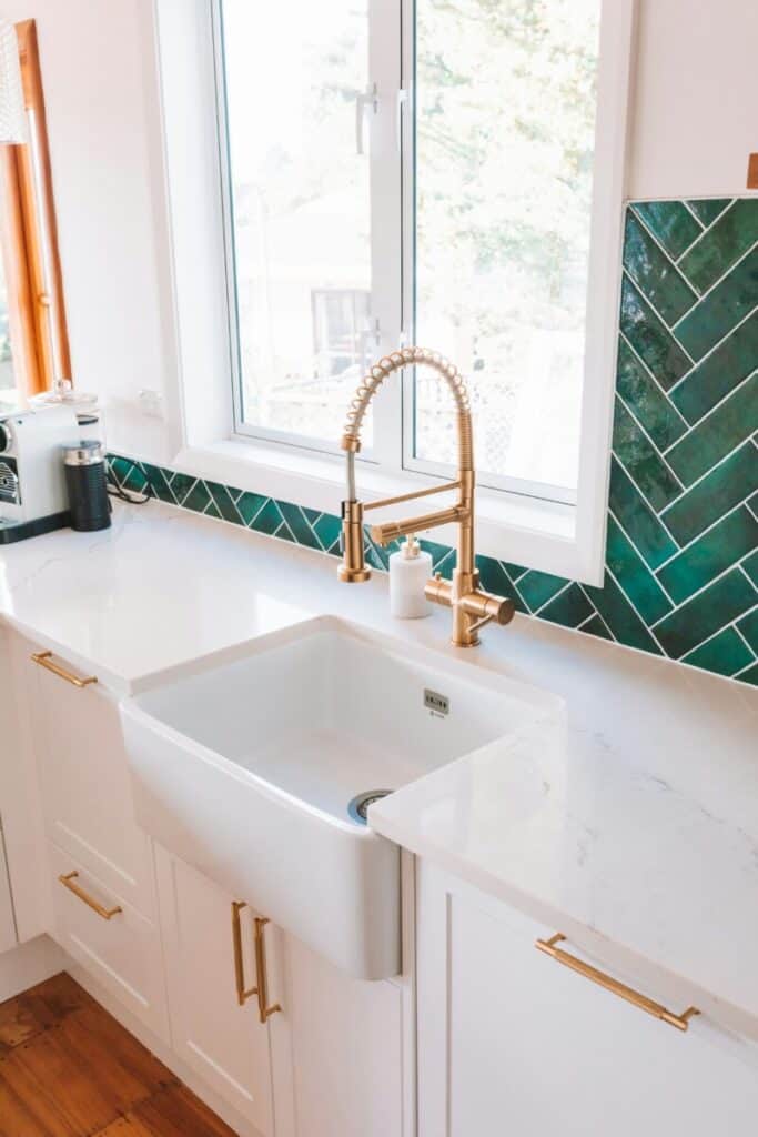 Butler's sink in this kitchen design