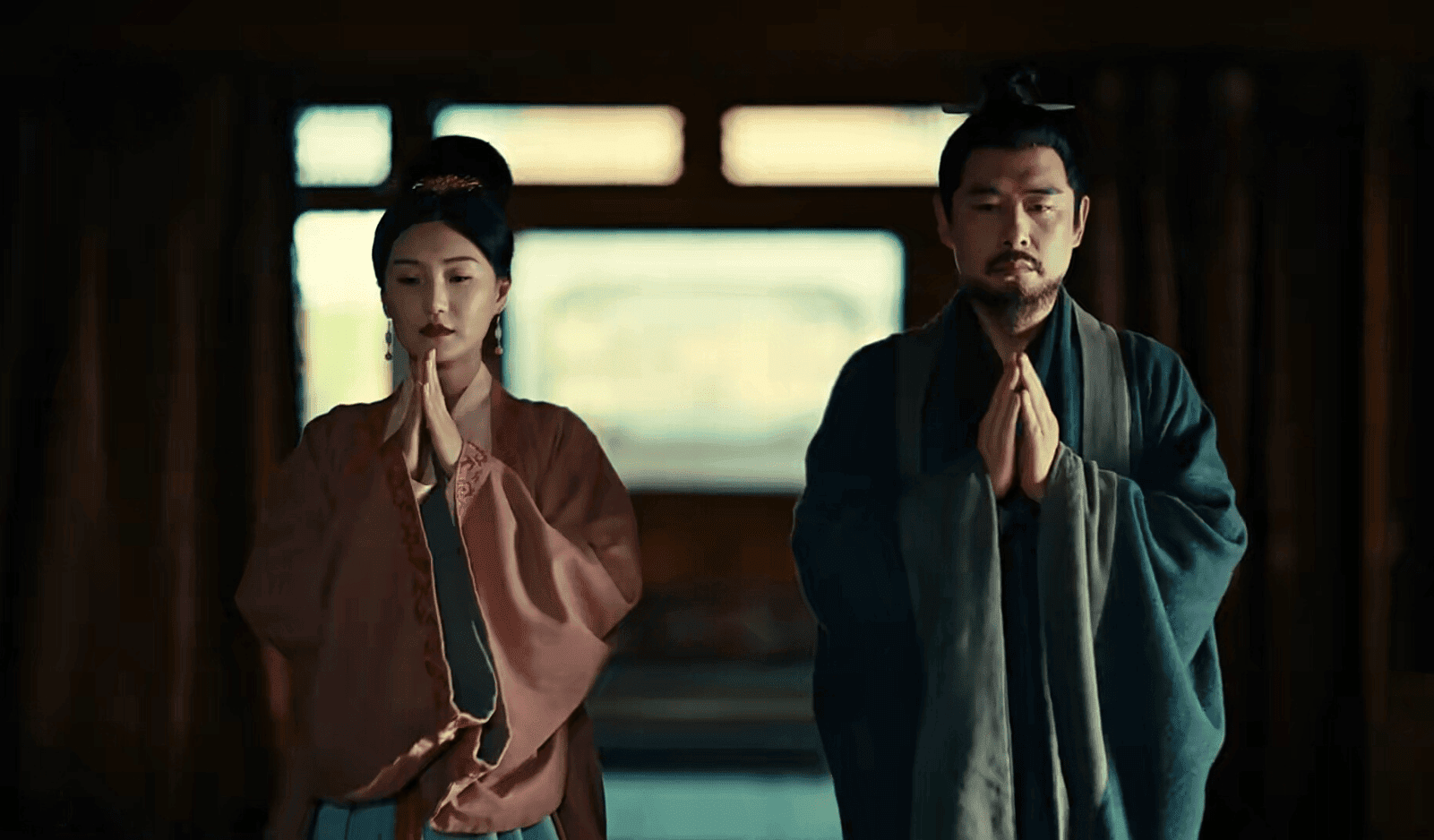 Depiction of Yang Jian and Empress Dugu Qieluo praying together in traditional attire.