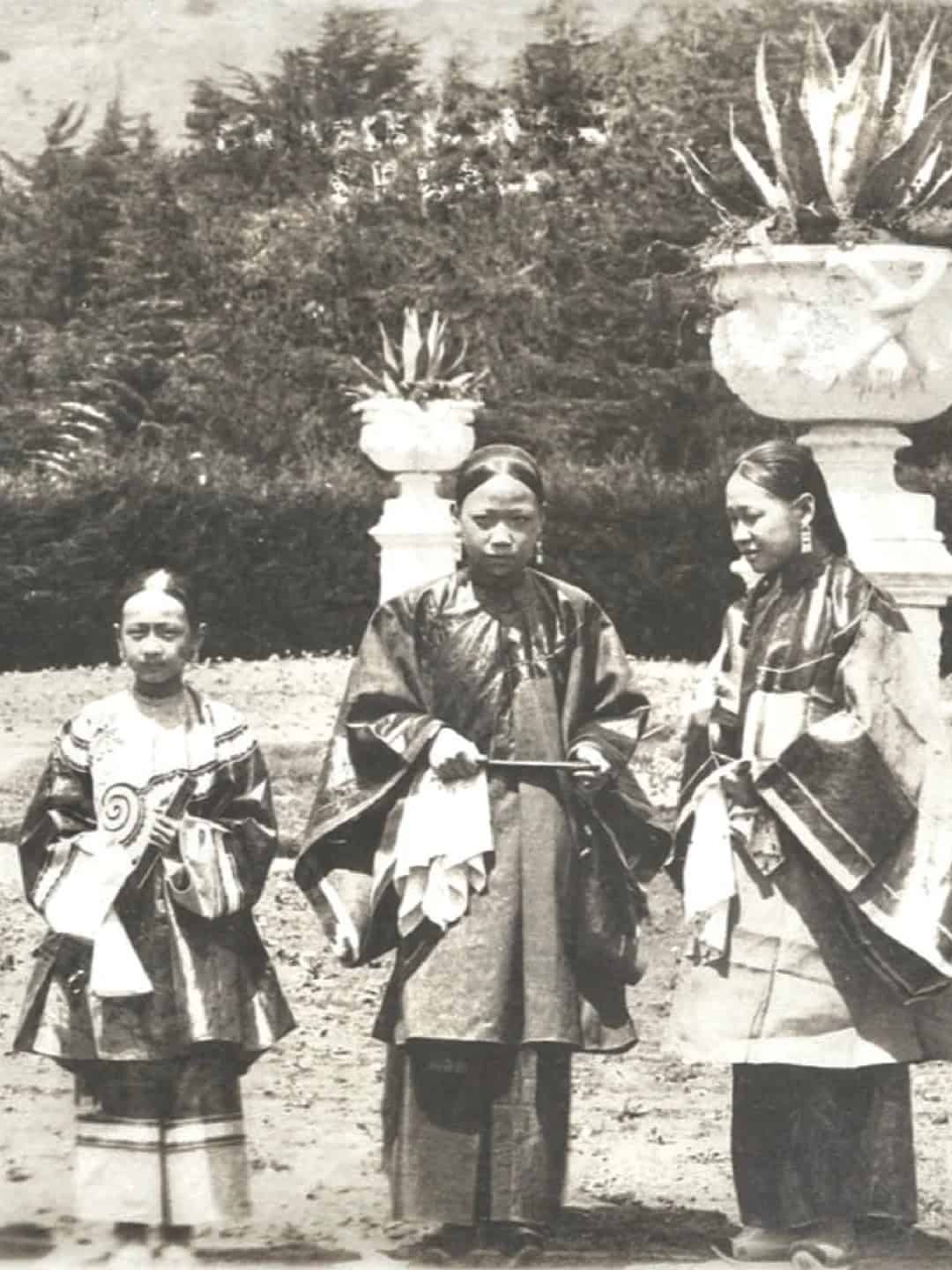 A group of Taishan women and children in New York, 1906, showcasing traditional attire and cultural pride.