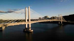 Scenic view of Portland, Oregon with the iconic bridge — a pet-friendly city known for outdoor spaces perfect for relocating pet parents.