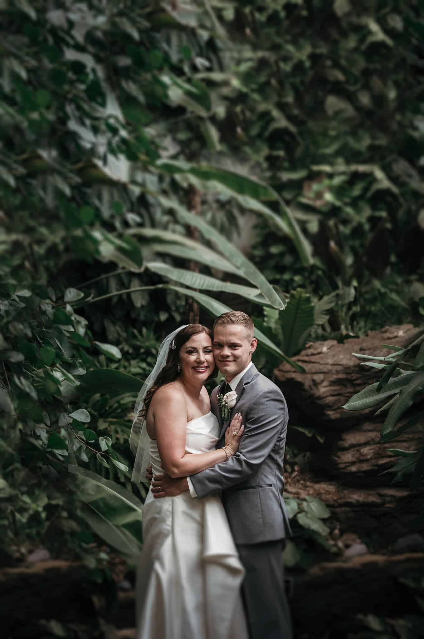 Art Deco inspired summer wedding at the Foellinger-Freimann Botanical Conservatory in Fort Wayne, Indiana by Kasey Wallace Photography